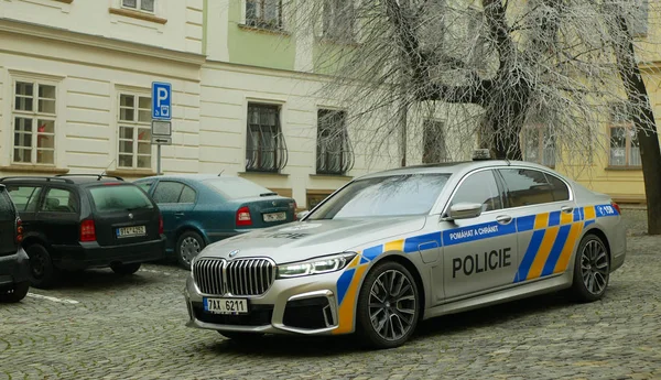 Olomouc, Çek Cumhuriyeti, 3 Ocak 2019: Polis arabası Bmw 745le, üç litrelik turbo şarjlı altı silindirli benzin motoruyla elektrikli motor ve dış şarj edilebilir bataryalar, hibrit araç