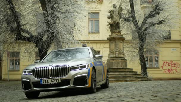 OLOMOUC, CZECH REPUBLIC, JANUARY 3, 2019: Police car BMW 745Le combines three-liter turbocharged six-cylinder petrol engine with electric motor external rechargeable batteries, hybrid vehicle people — 비디오