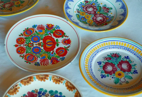 Plate of hand-painted ornate folk traditional culture Hana Moravia handicraft of tradition artists and potters masters made of burnt clay, handicraft ornamental historical, kitchenware dishes kitchen — Stock Photo, Image