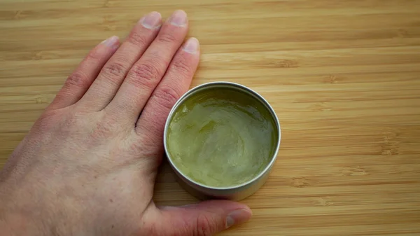 Kremalı kenevir tohumları, yayılabilir kayganlaştırıcı yumuşak el, yumuşatıcı ve yumuşatıcı el, günlük nemlendirici beyaz konteyner cannabidiol Cbd özel üretim merhemi