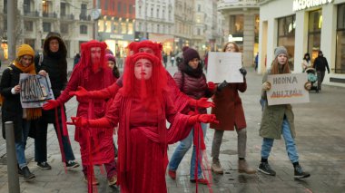 Brno, Çek Cumhuriyeti, 10 Ocak 2019: Soyu tükenme isyanı Kızıl Tugay pandomim, panto pandomim eylemcisi ve aktivizm eylemcisi isyancılar iklim değişikliği yangınlarını protesto etmek için Avustralya 'yı yaktılar