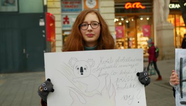 Brno, Çek Cumhuriyeti, 10 Ocak 2019: Gelecek için Cuma, aktivist ve aktivist iklim değişikliği yangın çalı yangınları Avustralya, pankart yakma Koala 'nın ölmesine yardım ediyor, liseli öğrenciler ölüyor