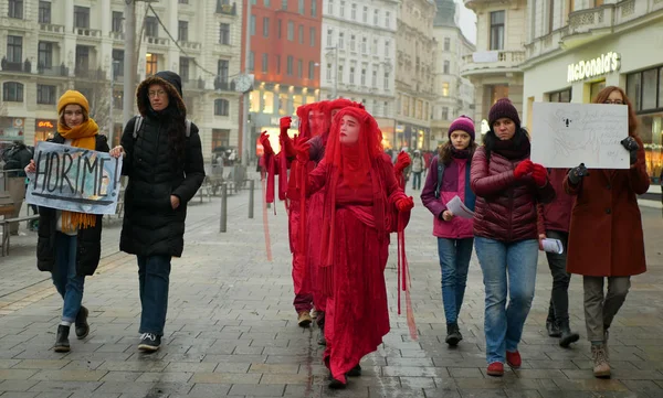 Brno, Csehország, 2019. január 10.: Extinktion rebellion red brigade pantomime, panto pantomim activist and activism steps rebers ire demonstration climate change fire bushfire burners Ausztrália — Stock Fotó