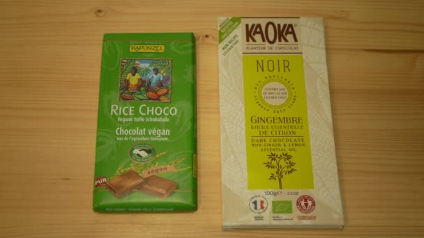 Praga República Checa Noviembre 2019 Chocolate Vegano Que Contiene Jarabe — Vídeos de Stock