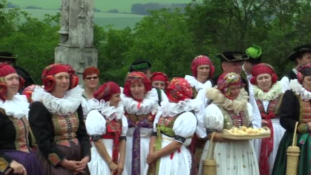 Olomouc, 24. května 2018: Dav poutníků mužů a žen přechází v tradiční kroj Hany, křesťanský lidový zpěv na kříži Ježíše Krista — Stock video