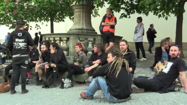 BRNO, CZECH REPUBLIC, MAY 1, 2019: People activists men, metal punks, homeless people and loafers with city bums hobo, at demonstration against radical workers social party, extreme — 비디오