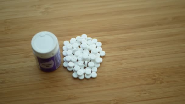 OLOMOUC, REPUBLIK CZECH, FEBRUARY 11, 2020: Tablet obat alternatif Homeopati kapsul pil dan globula putih tanpa efek samping, obat mengekstrak plastik tabung botol herbal homeopatik — Stok Video