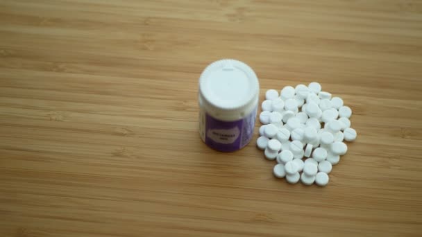Olomouc, Csehország, február 11, 2020: Homeopátia alternatív gyógyszer tabletták kapszula és gömbök fehér mellékhatások nélkül, gyógyszer kivonatok homeopátiás gyógynövény cső műanyag — Stock videók