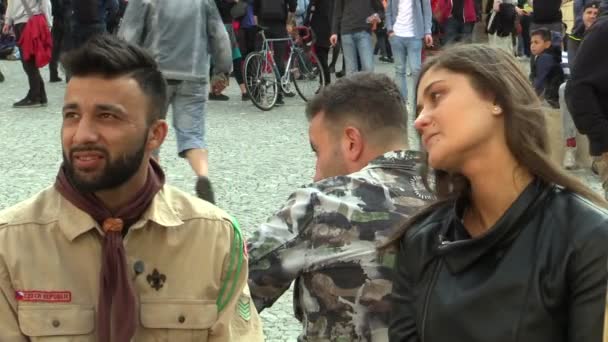 BRNO, CZECH REPUBLIC, MAY 1, 2019: Gypsy boy scout in traditional costume shirt with signs and Romani pretty girl at demonstration against radical workers social party, activism of young people — 图库视频影像