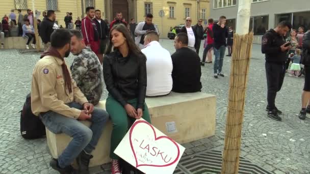 BRNO, REPÚBLICA CHECA, 1 DE MAYO DE 2019: boy scout gitano, bandera respirar por amor y color en la vida corazón humano, manifestación contra los trabajadores radicales partido social, activismo de los jóvenes — Vídeos de Stock