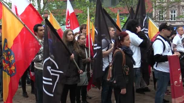 Radikale Extremisten Arbeiter soziale Partei tschechische Demonstration Flagge Menschen, erik lamprecht, Leiter der nationalen sozialen Front, Polizei Aufruhr, gegen die Regierung der Tschechischen Republik, Flüchtlinge — Stockvideo