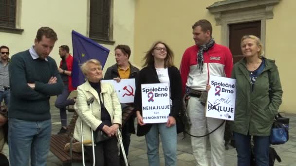 BRNO, REPUBBLICA CECA, 1 MAGGIO 2019: Attivisti popolari uomini, striscione Insieme Brno non grandine, ma dimostra Zdena Masinova bandiera dell'Unione europea, manifestazione contro i radicali — Video Stock