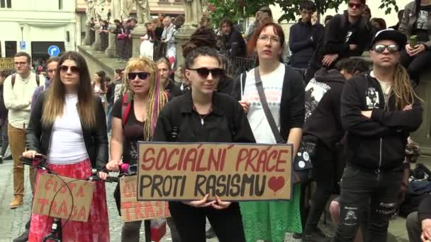 BRNO, CZECH REPUBLIC, MAY 1, 2019: People activists, banner social work against racism, metal punks, people demonstration crowd against radical workers social party, extreme — Stockvideo