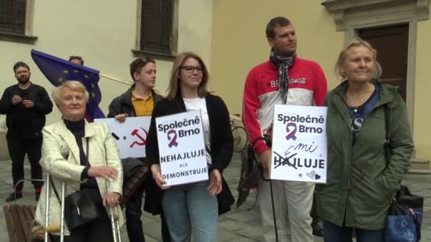 БРНО, ЧЕШСКАЯ РЕСПУБЛИКА, 1 мая 2019 года: Люди активисты, баннер Вместе Брно не приветствуется, но демонстрирует флаг Здены Масиновой Европейский Союз, демонстрация против радикалов — стоковое видео