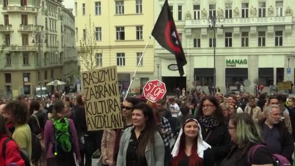 BRNO, CZECH REPUBLIC, MAY 1, 2019: People activists, flag against isosceles double cross in a circle, these are the main features of both the Hlinka Guard brand and Kotleba, demonstration — Αρχείο Βίντεο