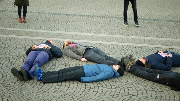 OLOMOUC, REPÚBLICA CHECA, 10 DE ENERO DE 2019: Activistas de la rebelión contra la extinción protestan contra la advertencia del cambio climático, los hombres yacen en la plaza mostrando la muerte, la manifestación — Foto de Stock