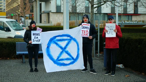 OLOMOUC, REPUBBLICA CECA, 10 GENNAIO 2019: L'estinzione ribellione attivista striscione simbolo cerchio clessidra sta avvertendo, uomini donne, attivisti dimostrativi attivisti ribelli — Foto Stock