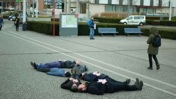 OLOMOUC, CZECH REPUBLIC, JANUARY 10, 2019: Extinction rebellion activists protest protesting against climate change warning, men people lie on ground square showing death, demonstration — Wideo stockowe