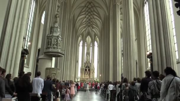 BRNO, RÉPUBLIQUE TCHÈQUE, 24 SEPTEMBRE 2019 : Mariage chrétien catholique de masse des chrétiens culte de l'homme et de la femme et liturgie, église Saint James Jakuba dans le Brno, évêque du prêtre — Video