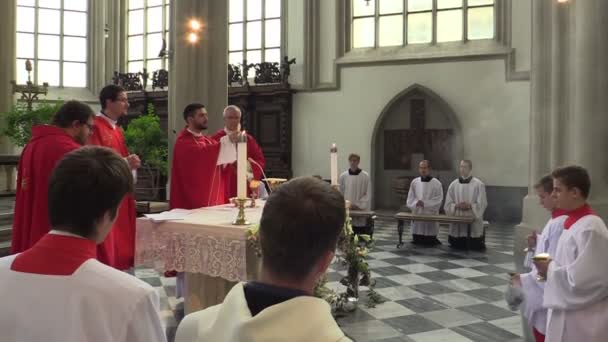 BRNO, REPUBLICA CZECH, 24 SEPTEMBRIE 2019: Preotul creștin catolic înmânează pâinea sacramentală altar comuniune vafe mergători la biserică nuntă în masă Creștini bărbat femeie familie — Videoclip de stoc