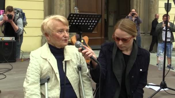 BRNO, CZECH REPUBLIC, MAY 1, 2019: People activists demonstrates Zdena Masinova Lucie Ingrova demonstration Brno against radical workers social party, extreme right-wing political party, activism — Stock video