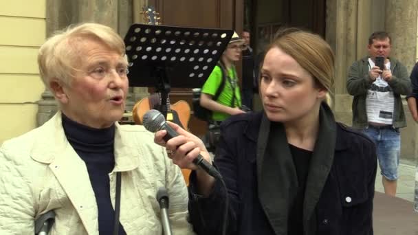 BRNO, CZECH REPUBLIC, MAY 1, 2019: People activists demonstrates Zdena Masinova Lucie Ingrova demonstration Brno against radical workers social party, extreme right-wing political party, activism — Wideo stockowe