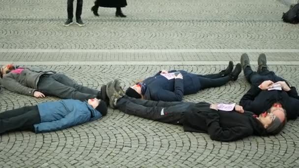 Оломоуц, Чехія, 10 січня 2019: Повстання активістів протестують проти попередження про зміни клімату, люди лежать на площі, показуючи смерть, демонстрацію Xr — стокове відео