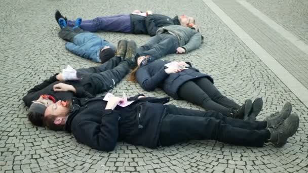 ОЛОМОУК, ЧЕШСКАЯ РЕСПУБЛИКА, 10 ЯНВАРЯ 2019 года: активисты восстания вымирания протестуют против предупреждения об изменении климата, люди лежат на площади, показывая смерть, демонстрации — стоковое видео