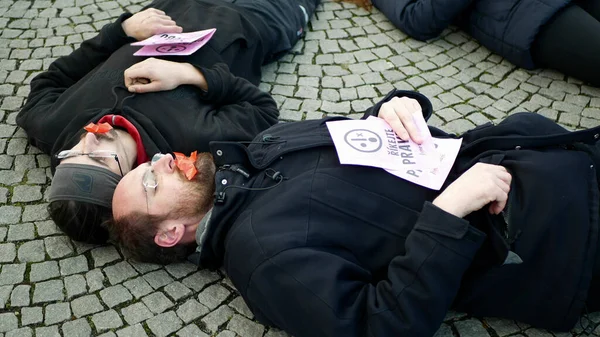 OLOMOUC, CZECH REPUBLIC, JANUARY 10, 2019: Extinction rebellion activists protest protesting against climate change warning, men people lie on ground square showing death, demonstration — Φωτογραφία Αρχείου