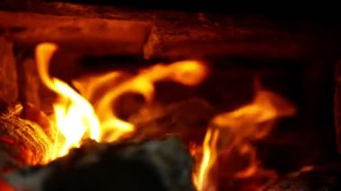 Smokehouse fırında bir ateş ve kayın ağacı ve odun fırınıdır. Güzel kırmızı alevler duman çıkarıyor. Taş ve betondan yapılmış ocak odaları, geleneksel halk binaları.