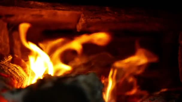 Smokehouse est un feu dans le four et le four en bois de hêtre et de frêne. Belle fumée de flammes rouges. Chambre des poêles en pierre et béton, construction de bâtiments folkloriques traditionnels — Video