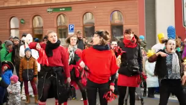 BRNO 、チェコ共和国、 2020年2月29日:チアリーダーの衣装の動きグッドナイトホワイトプライドのロゴマークアクションバンドドラムダンスミュージックストリート反ファシスト、カーニバルマストお祝い — ストック動画
