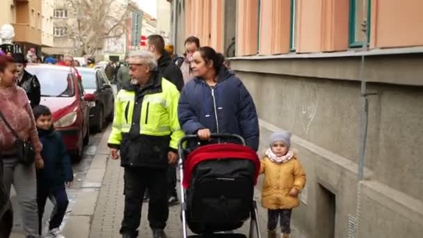 BRNO 、チェコ共和国、 2020年2月29日:石膏ベビーカーの子供と赤ちゃんアクションバンドダンスミュージックストリート、カーニバルマスクパレードジプシーの子供 — ストック動画