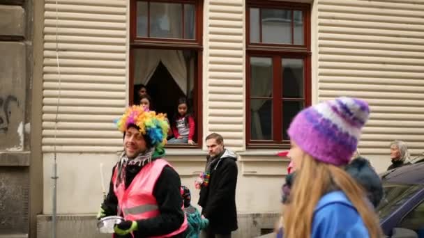 BRNO, REPÚBLICA CHECA, FEVEREIRO 29, 2020: Carnaval Masopust celebração máscaras desfile Em Brno festival Bronx ciganos, procissão tradicional eslavo etnia celebração cigana crianças janela — Vídeo de Stock