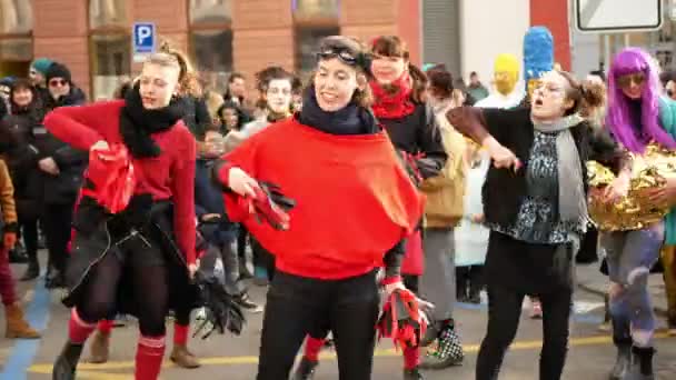 BRNO, CZECH REPUBLIC, FEBRUARY 29, 2020: Cheerleader costume movement Good Night White Pride logo sign symbol action band drumming dance music street anti-fascist, Carnival Masopust celebration — Stock Video