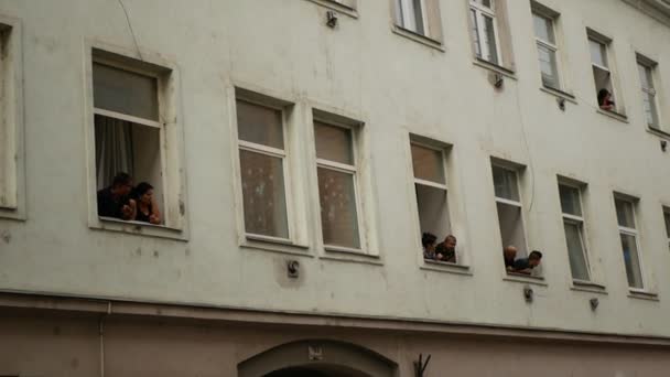 BRNO, CSEH KÖZTÁRSASÁG, FEBRUÁR 29, 2020: Emberek cigányok nyitott ablak gettó szegény Brno, Bratislavska utcai élet emberek udvar cigány lakosok, kizárt helyen hiteles helyzetekben — Stock videók