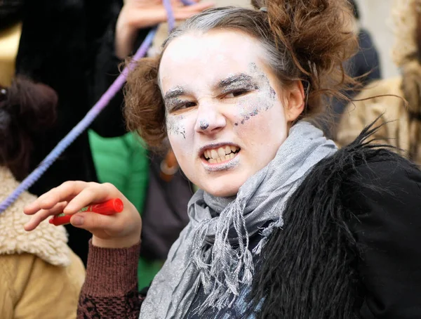 ブルノ チェコ共和国 2020年2月29日 マスクウィッチバッグやクローンサングラスジプシーカーニバルマスプストお祝いマスクパレードブルノの祭りでジプシーのブロンクスの色 伝統的なスラブ民族のお祝い行列 民族衣装ローマ — ストック写真