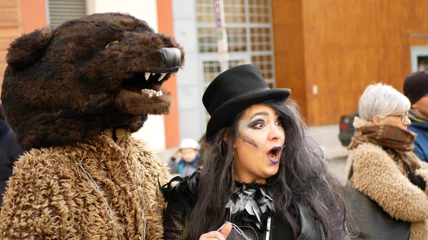 ブルノ チェコ共和国 2020年2月29日 カーニバル マスプストのお祝いの仮面パレードブルノの祭りでブロンズのジプシーの色 伝統的なスラブ民族のお祝いの行列 民族衣装の仮面の魔女の帽子またはクローンジプシーのロマとクマのチェーン — ストック写真
