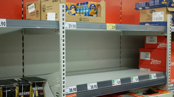 Брно Чехія Березня 2020 Року Полицях Магазину Супермаркетів Продається Безкоштовна — стокове фото