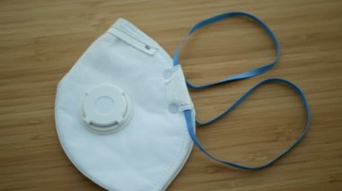 BRNO, CZECH REPUBLIC, 13 Mart 2020: FFP2 maskeli Coronavirus covid-19 ağızdan. Virüs koruma gribi. Insanlar enfeksiyon önleme güvenlik salgını, solunum giysisi