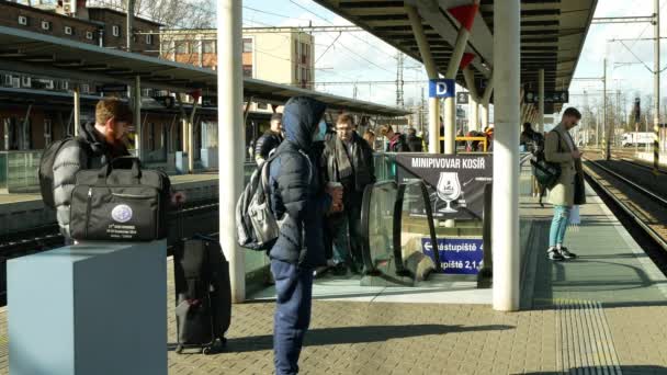 OLOMOUC, REPÚBLICA CHECA, 13 DE MARZO DE 2020: Máscara cara cara coronavirus covid-19 sobre la boca nariz Asia hombre prevención contra brote de infección de riesgo seguridad, estación de tren transporte público de pasajeros — Vídeo de stock