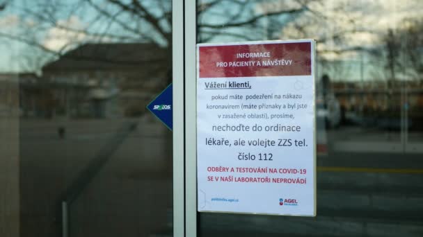 OLOMOUC, RÉPUBLIQUE TCHÈQUE, 13 MARS 2020 : L'hôpital du centre de santé d'entrée est restreint les personnes infectées par le coronavirus doivent appeler leur médecin généraliste. Contre le coronavirus risque covid-19 infection foules de personnes tchèque — Video