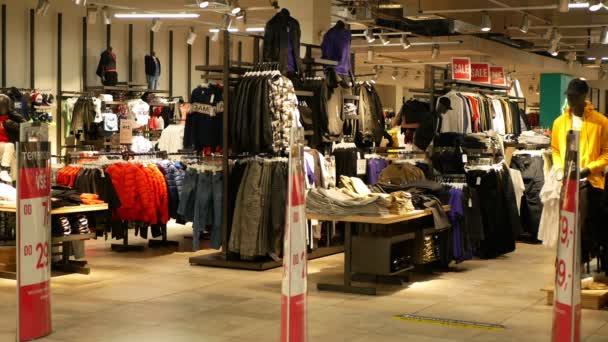 프라하, 체코 공화국, 2019 년 10 월 15 일: 쇼핑 센터 슈퍼마켓 패션 샵, 다양 한 종류의 바지 스웨트 셔츠 티셔츠를 입고 사람들이 걸어간다 — 비디오