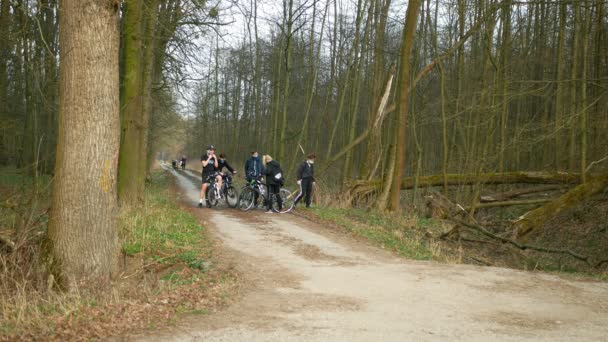 OLOMOUC, CZESKA REPUBLIKA, 19 MARCA 2020: Dzieci chłopcy grupy na wycieczce rowery drewno natura naruszają prawo rządowe dekret czeski kwarantanna, koronawirus covid-19, szal twarz maska — Wideo stockowe