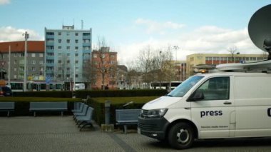 OLOMOUC, CZECH REPUBLIC, JANUARY 3, 2020: Televizyona canlı yayın için uydu TV aracı, modern uydu bağlantısı vericisi, haber anten uyarı feneri, teknolojik teknoloji ekipmanı, ana tren istasyonu Olomouc 'un inşası