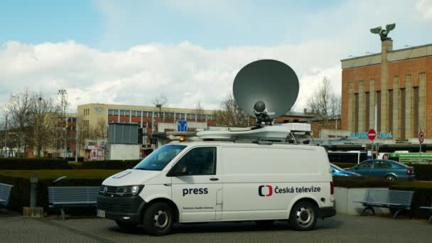 OLOMOUC, CZECH REPUBLIC, JANUARY 3, 2020: Satellite TV car for live broadcasting to television, modern satellite connection transmitter, news antenna warning beacon, technology equipment — Stock Video