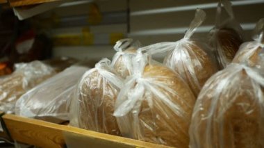Sars Cov 2 salgın covid-19 hastalığı, RNA Coronavirus SARS-CoV-2 süpermarket riski nedeniyle plastik poşetlere sarılı gıda hamur işi ruloları..