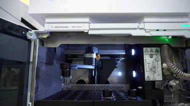 OLOMOUC, CZECH REPUBLIC, SEPTEMBER 16, 2018: Yarı hazırlayıcı kromatografi kütlesi elde etmek için spektrofotometre bilim aracı, örneğin, bitki sitokinin hormonları phytohormonlar, tüp örnek analiz laboratuvarı ve cuvette, resear