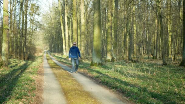 OLOMOUC, REPÚBLICA CHECA, 13 DE MARZO DE 2020: Máscaras faciales riesgo coronavirus covid-19 sars cov 2 hombre en el entrenamiento caminar bosque caminando madera en la naturaleza, cuarentena, brote de seguridad, desgaste de protección — Vídeos de Stock