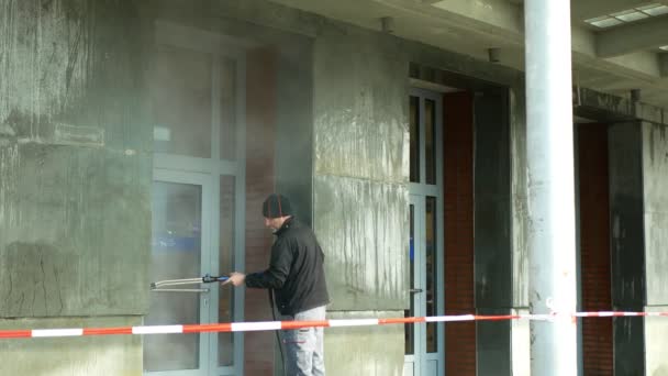 OLOMOUC, RÉPUBLIQUE TCHÈQUE, 13 MARS 2020 : Nettoyage désinfection entrée lavage désinfectant contre le coronavirus risque covid-19 gel, les travailleurs gare transport public désinfecter désinfecté — Video